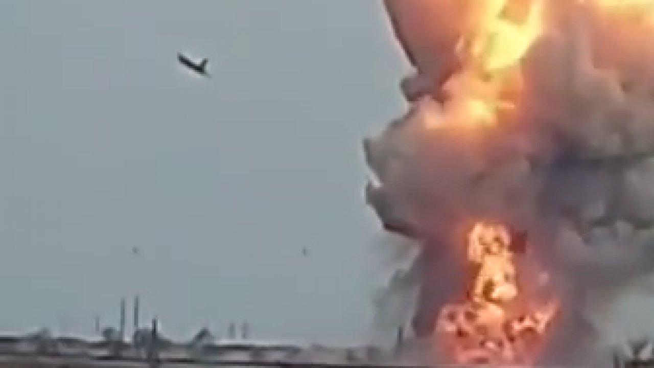 Видео начала нападения. Подбитый российский самолет на Украине. Сожженные колонны техники z.