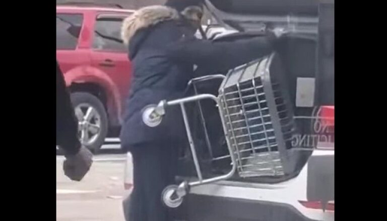 Ten gość próbował ukraść sklepowy wózek, szybko tego pożałował pod sklepem